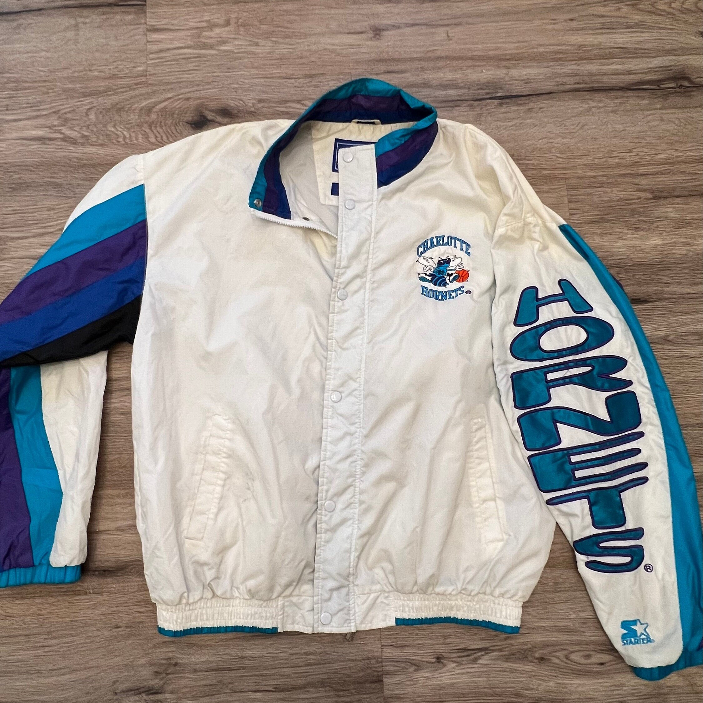 Vintage 90s Charlotte Hornets Splash Logo Athletic Puffer Jacket