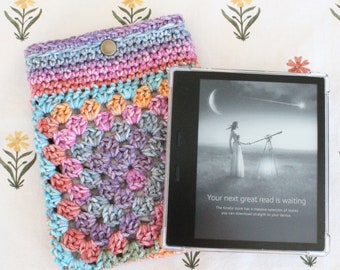 Rainbow Kindle Sleeve / Kindle Paperwhite / Kindle Oasis / Manga Sleeve / Crochet Granny Square Sleeve / Fabric Lined / E-reader