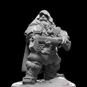 Op de afbeelding: Een grijze, 3D-geprinte miniatuur van een dwerg-krijger die een capuchon draagt en een kruisboog vasthoudt. De dwerg heeft een baard en staat op een ronde basis.