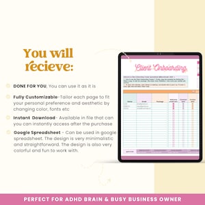 Op de afbeelding: Een digitale tablet toont een "Client Onboarding" spreadsheet sjabloon. Het scherm heeft een roze en wit ontwerp met kolommen voor klantinformatie. Tekst aan de linkerkant beschrijft de functies van de sjabloon, inclusief aanpassing en direct downloaden.