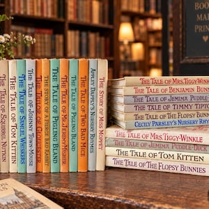 以下が含まれることがあります： The Tale of Little Pig Robinson、Squirrel Nutkin、Tom Kitten、Samuel Whiskers、Johnny Town-Mouse、Tailor of Gloucester、Fierce Bad Rabbit、Pigling Bland、Mr. Jeremy Fisher、Two Bad Mice、Appley Dapply、Miss Moppetというタイトルの背表紙が並ぶビアトリクス・ポターの絵本コレクション。
