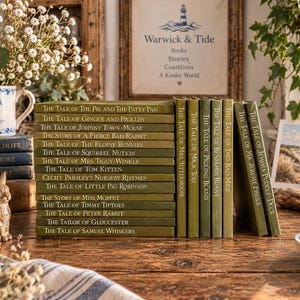 Op de afbeelding: Een verzameling groene hardcover boeken van Beatrix Potter, met titels zoals The Tale of Peter Rabbit, The Tale of Squirrel Nutkin en The Tale of Jemima Puddle-Duck, gerangschikt in een stapel en een rij op een houten oppervlak.