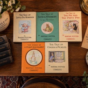 以下が含まれることがあります： ビアトリクス・ポター著のハードカバー本5冊。タイトルは「The Tale of Little Pig Robinson」、「The Tale of Samuel Whiskers」、「The Tale of The Pie and The Patty Pan」、「The Story of a Fierce Bad Rabbit」、「The Tale of Ginger & Pickles」で、それぞれイラスト入りの表紙です。