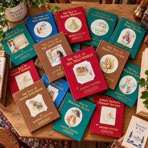 Op de afbeelding: Een verzameling Beatrix Potter-boeken met kleurrijke hardcovers voorzien van illustraties van dieren. Titels zijn onder andere The Tale of Mrs. Tiggy-Winkle, The Tale of Samuel Whiskers, The Tale of Ginger & Pickles en The Tale of Johnny Town-Mouse.