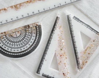 Individuell angefertigtes Geometrie Werkzeug Set: Lineal, Winkelmesser, 45 & 60 Grad Dreiecke für Schüler, Lehrer, Schulbedarf