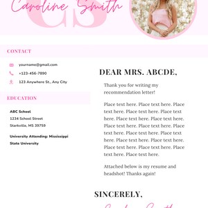 Pu&ograve; includere: Un modello di curriculum rosa e bianco con il nome "Caroline Smith" in corsivo. Il curriculum include informazioni di contatto, dettagli sull'istruzione e una lettera di raccomandazione. Un ritratto di una donna si trova nell'angolo in alto a destra.