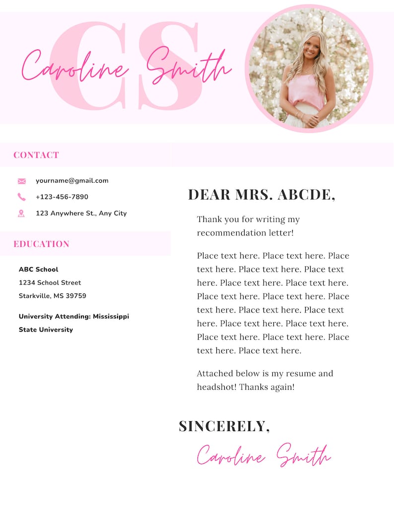 Pu&ograve; includere: Un modello di curriculum rosa e bianco con il nome "Caroline Smith" in corsivo. Il curriculum include informazioni di contatto, dettagli sull'istruzione e una lettera di raccomandazione. Un ritratto di una donna si trova nell'angolo in alto a destra.