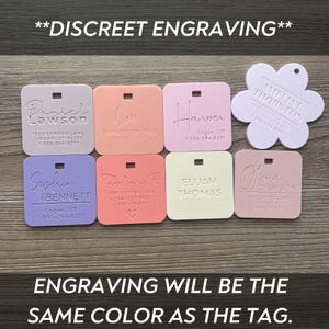 Puede incluir: Una colecci&oacute;n de etiquetas personalizadas en varios colores pastel, incluyendo rosa, lavanda y melocot&oacute;n. Cada etiqueta presenta nombres e informaci&oacute;n de contacto grabados. Tambi&eacute;n se ve el texto "DISCREET ENGRAVING" y "ENGRAVING WILL BE THE SAME COLOR AS THE TAG".