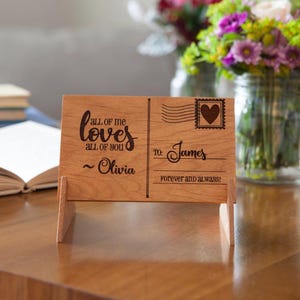 Personalisierte Holzkarte mit Ständer, gravierte Postkarte - Einzigartiges Geschenk zum Jahrestag für Frau, Mann, Freundin, Freund