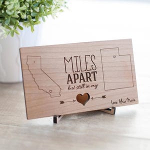 Postal grande de 9" x 5" con la frase "Miles Apart But Still In My Heart" (A millas de distancia, pero aún en mi corazón), postal de madera, relaciones a larga distancia, tarjeta de estado de madera personalizada