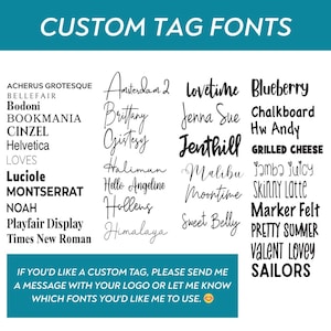 Puede incluir: Gr&aacute;fico que muestra una variedad de fuentes personalizadas para etiquetas en negro. El texto "CUSTOM TAG FONTS" est&aacute; en la parte superior. Nombres de fuentes como "Blueberry", "Bodoni" y "Times New Roman". Un mensaje invita a solicitudes personalizadas.