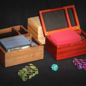 Caja de baraja Commander de madera personalizada con mostrador y almacenamiento de fichas