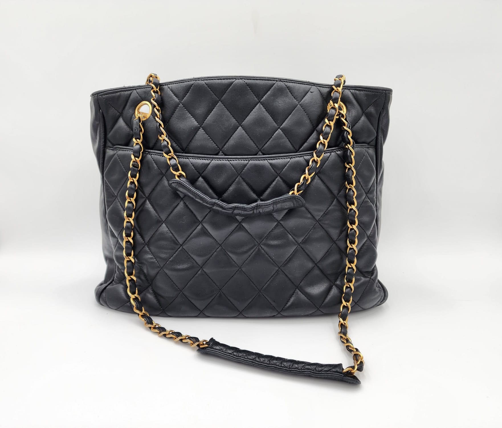 chanel quilted leather shoulder bag