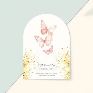 Puede incluir: Una invitaci&oacute;n de cumplea&ntilde;os con tem&aacute;tica de mariposas rosa y dorada con el nombre "Harper" y el texto "Is turning eight!" La invitaci&oacute;n presenta un fondo blanco con purpurina dorada y tres mariposas rosas.