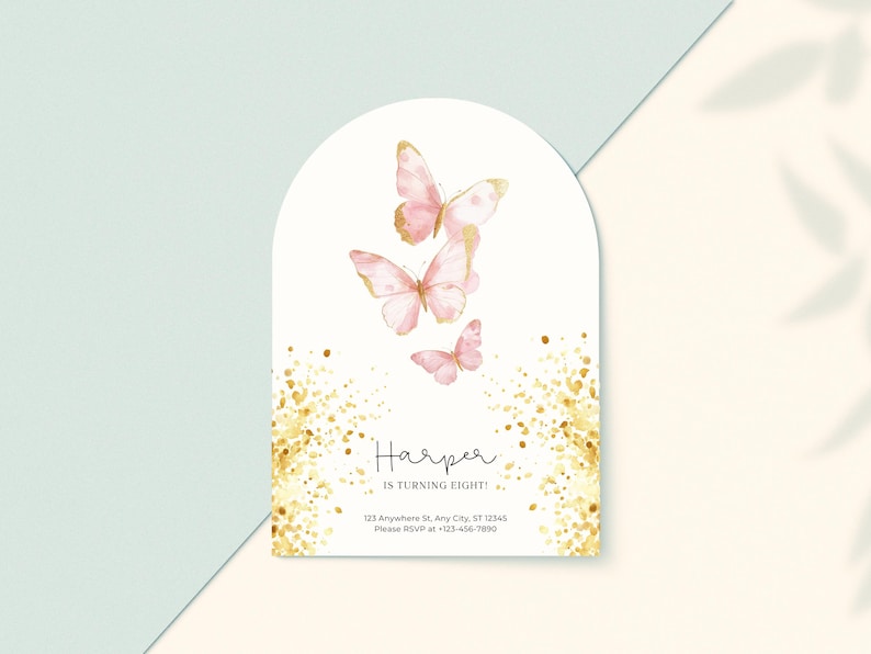Puede incluir: Una invitaci&oacute;n de cumplea&ntilde;os con tem&aacute;tica de mariposas rosa y dorada con el nombre "Harper" y el texto "Is turning eight!" La invitaci&oacute;n presenta un fondo blanco con purpurina dorada y tres mariposas rosas.