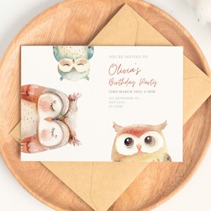 Pu&ograve; includere: Un invito bianco con un'illustrazione ad acquerello di due gufi. Il testo sulla carta recita "You're invited to Olivia's Birthday Party 23rd March 2024, 2-6PM 123 Anywhere St., Any City, ST 12345"