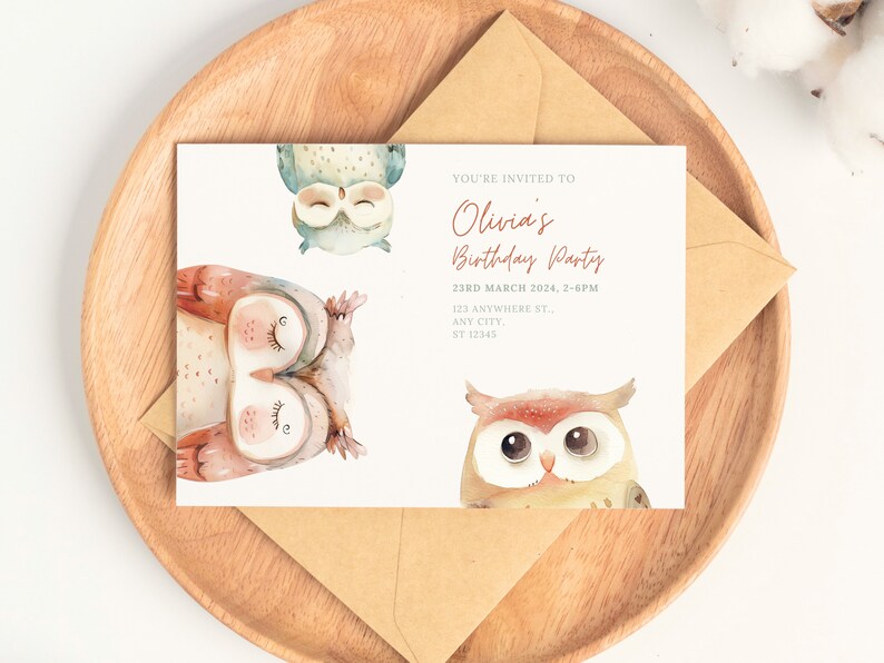 Pu&ograve; includere: Un invito bianco con un'illustrazione ad acquerello di due gufi. Il testo sulla carta recita "You're invited to Olivia's Birthday Party 23rd March 2024, 2-6PM 123 Anywhere St., Any City, ST 12345"