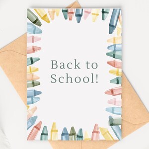 Puede incluir: Una tarjeta rectangular con el texto Back to School! en letras gris oscuro en el centro. La tarjeta est&aacute; bordeada por una ilustraci&oacute;n en acuarela de varios crayones en tonos suaves de azul, verde, amarillo, rosa y naranja.