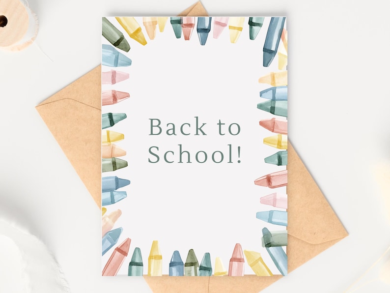 Puede incluir: Una tarjeta rectangular con el texto Back to School! en letras gris oscuro en el centro. La tarjeta est&aacute; bordeada por una ilustraci&oacute;n en acuarela de varios crayones en tonos suaves de azul, verde, amarillo, rosa y naranja.