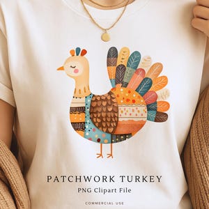 Könnte beinhalten: Weißes T-Shirt mit einer farbenfrohen Patchwork-Truthahn-Illustration. Der Truthahn hat einen gemusterten Körper mit orangefarbenen, braunen und blauen Abschnitten und einen lebendigen Schwanz mit verschiedenen Federdesigns. Der Text "PATCHWORK TURKEY" und "PNG Clipart File" steht darunter.