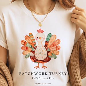 Könnte beinhalten: Weißes T-Shirt mit einem farbenfrohen Patchwork-Truthahndesign. Der Truthahn hat einen roten, orangefarbenen und grünen gefiederten Schwanz, eine rote Wamme und den Text "PATCHWORK TURKEY PNG Clipart File COMMERCIAL USE".