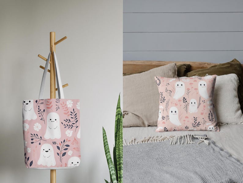 Pu&ograve; includere: Una borsa tote rosa e un cuscino rosa con un motivo di fantasmi bianchi. I fantasmi hanno un design carino e cartonato. La borsa tote ha un manico bianco. Il cuscino &egrave; su un letto con una coperta grigia.