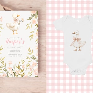 K&ouml;nnte beinhalten: Ein wei&szlig;er Baby-Body mit einer Aquarell-Illustration einer Gans mit Schleife. Daneben eine passende Einladung mit floralen Akzenten und dem Text "Harper's 1st Birthday".