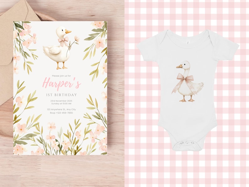 K&ouml;nnte beinhalten: Ein wei&szlig;er Baby-Body mit einer Aquarell-Illustration einer Gans mit Schleife. Daneben eine passende Einladung mit floralen Akzenten und dem Text "Harper's 1st Birthday".