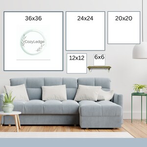 Puede incluir: Una maqueta de dise&ntilde;o de interiores de sala de estar con un sof&aacute; seccional gris y una pared blanca con marcos de fotos de diferentes tama&ntilde;os. Los marcos est&aacute;n etiquetados con sus dimensiones en pulgadas. Los marcos est&aacute;n dispuestos en forma escalonada. El texto "CozyLedge" es visible en un c&iacute;rculo en uno de los marcos.