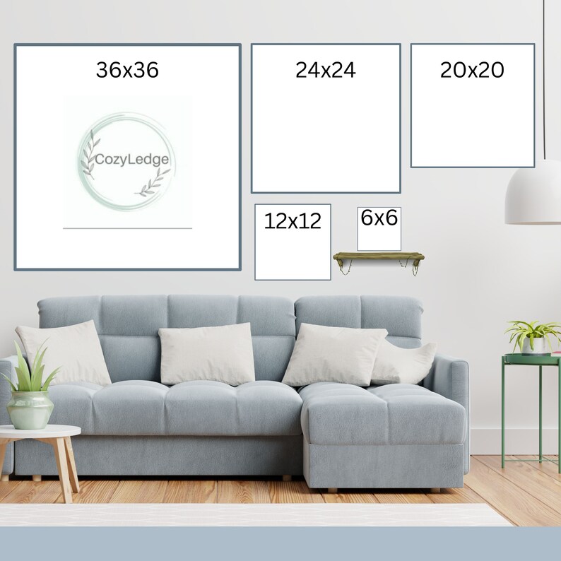 Puede incluir: Una maqueta de dise&ntilde;o de interiores de sala de estar con un sof&aacute; seccional gris y una pared blanca con marcos de fotos de diferentes tama&ntilde;os. Los marcos est&aacute;n etiquetados con sus dimensiones en pulgadas. Los marcos est&aacute;n dispuestos en forma escalonada. El texto "CozyLedge" es visible en un c&iacute;rculo en uno de los marcos.