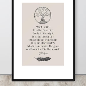 Może przedstawiać: Czarny, oprawiony wydruk artystyczny z beżowym tłem i czarnym tekstem. Wydruk zawiera cytat o życiu, ilustrację drzewa i pi&oacute;ro. Cytat jest przypisany do Blackfoot.