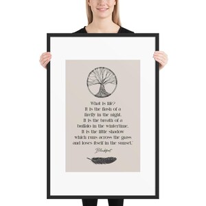 Może przedstawiać: Oprawiony wydruk z ilustracją drzewa i cytatem: "Czym jest życie? Jest błyskiem świetlika w nocy..." Cytat przypisany jest Blackfoot. Wydruk ma neutralną paletę kolor&oacute;w i czarną ramę.