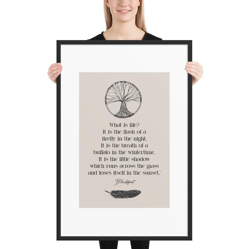 Może przedstawiać: Oprawiony wydruk z ilustracją drzewa i cytatem: "Czym jest życie? Jest błyskiem świetlika w nocy..." Cytat przypisany jest Blackfoot. Wydruk ma neutralną paletę kolor&oacute;w i czarną ramę.