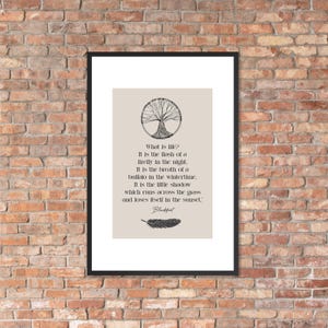 Może przedstawiać: Oprawiony wydruk artystyczny z czarną ramą, z beżowym tłem, ilustracją drzewa i tekstem. Tekst brzmi "What is life?" po kt&oacute;rym następuje cytat i podpis "Blackfoot."