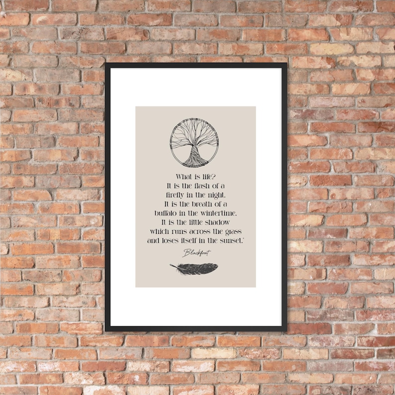 Może przedstawiać: Oprawiony wydruk artystyczny z czarną ramą, z beżowym tłem, ilustracją drzewa i tekstem. Tekst brzmi "What is life?" po kt&oacute;rym następuje cytat i podpis "Blackfoot."