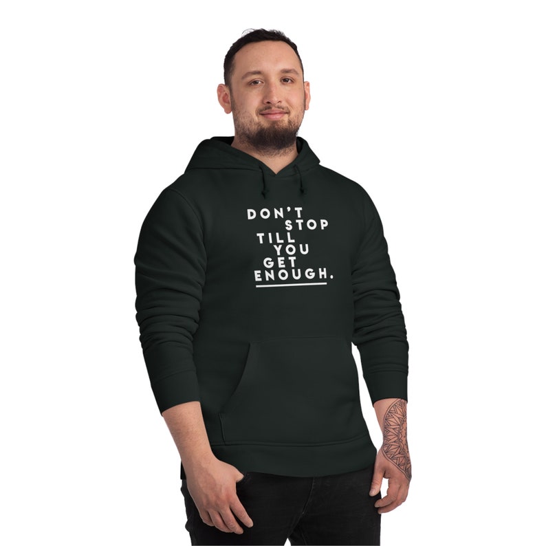 Op de afbeelding: Een zwart hoodie met witte tekst die "DON'T STOP TILL YOU GET ENOUGH." zegt.