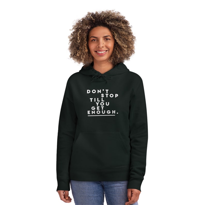 Op de afbeelding: Zwart hoodie met witte tekst die "DON'T STOP TILL YOU GET ENOUGH." zegt.