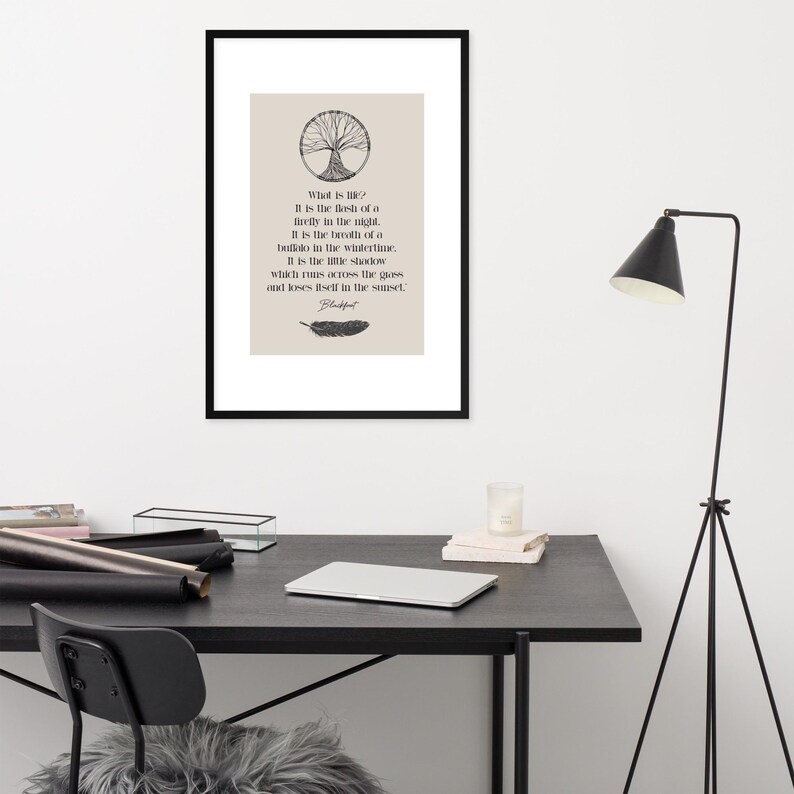 Może przedstawiać: Oprawiony wydruk z czarną obw&oacute;dką. Wydruk ma beżowe tło z ilustracją drzewa i tekstem. Tekst brzmi "Co to jest życie?" po kt&oacute;rym następuje wiersz. Ilustracja czarnego pi&oacute;ra znajduje się na dole.