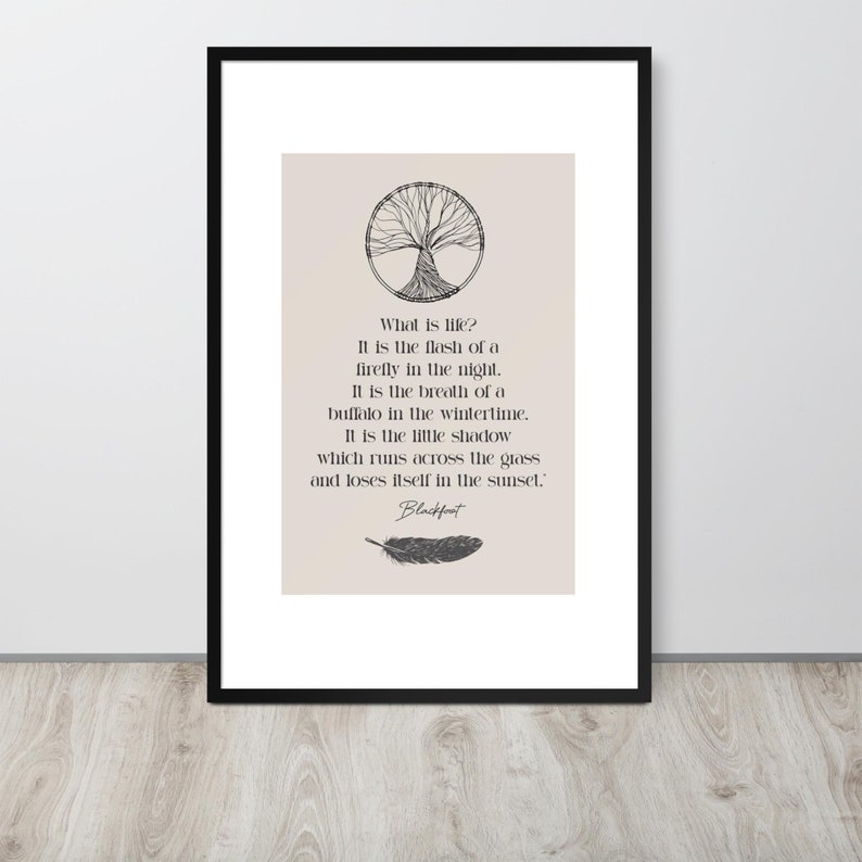 Może przedstawiać: Czarny, oprawiony wydruk artystyczny z beżowym tłem i czarnym tekstem. Wydruk zawiera cytat o życiu, ilustrację drzewa i pi&oacute;ro. Cytat jest przypisany do Blackfoot.