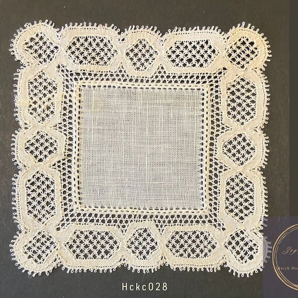 mouchoir vintage fait main en dentelle aux fuseaux, petit 9,5 cm = 3,74 po. Les bords contiennent trois méthodes de dentelle aux fuseaux différentes, pochette pour mariage