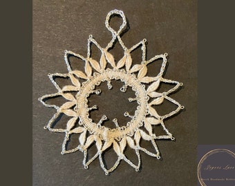 Très petite dentelle aux fuseaux vintage tournesol, taille 5 cm = 1,96 po, fils blanc et argent, cadeau pour amateur de tournesol, lacet en forme d'étoile