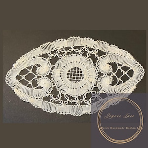 Handgjord vintage spetsduk: Antik blomdekor (24 x 14 cm)