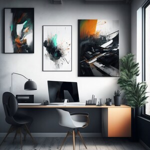 Op de afbeelding: Een modern thuiskantoor met een bureau, twee stoelen, een computer en een lamp. Er hangen drie abstracte schilderijen aan de muur en in de hoek staat een plant in een pot.