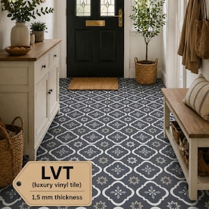 Peut inclure: Un couloir avec un carrelage en vinyle de luxe (LVT) à motifs. Le carrelage gris foncé et blanc présente un motif floral. Le LVT a une épaisseur de 1,5 mm. Une porte noire, une armoire blanche et un banc sont également visibles.