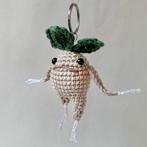 Chaveiro de Crochê Raiz de Mandrágora - Criatura Vegetal Fantástica, Pingente de Bolsa Feito à Mão, Pelúcia Amigurumi Fofa
