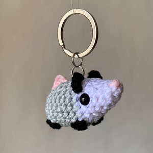 Llavero de ganchillo de zarigüeya: un accesorio de amigurumi hecho a mano para maximalistas.