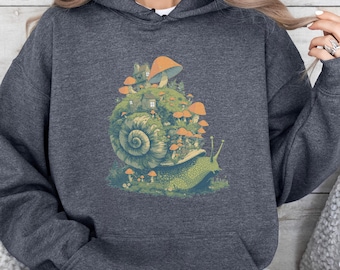 Caracol caprichoso con pequeño pueblo y hongos, sudadera con capucha Goblincore, regalo para amantes de la naturaleza, camiseta de criatura del bosque, sudadera con capucha de bosque mágico