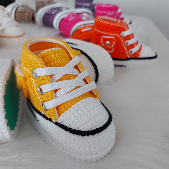 Chaussons Converse colores au crochet pour nouveau nes et tout petits chaussures Converse avec poches chaussons bebe rouge bleu jaune noir Etsy France