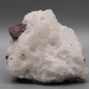 Cristallo di spinello su matrice rocciosa. Minerale della valle di Hunza, Pakistan.