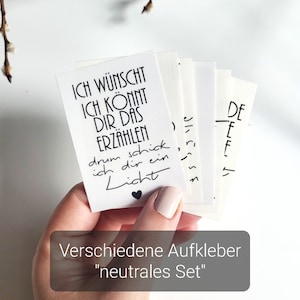 Könnte beinhalten: Ein Satz weißer Aufkleber mit schwarzem Text. Der Text auf dem Aufkleber lautet "Ich wünscht ich könnt dir das erzählen drum schick ich dir ein Licht" mit einem kleinen schwarzen Herzsymbol. Der Text "Verschiedene Aufkleber "neutrales Set" ist unter dem Aufkleber gedruckt.